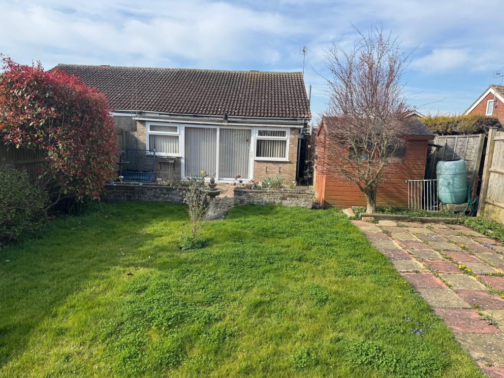 Lot: 152 - TWO-BEDROOM BUNGALOW - Rear of property